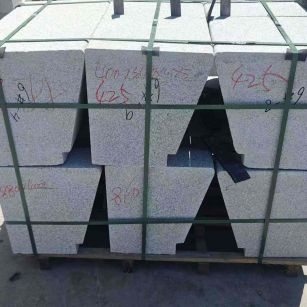 锦州 芝麻白异形坐凳，石凳