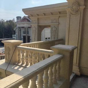 锦州 黄金麻别墅外墙干挂雕花配合阳台栏杆花瓶柱