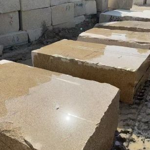 锦州 黄金麻方料堆场洗料分选中，原材料充足