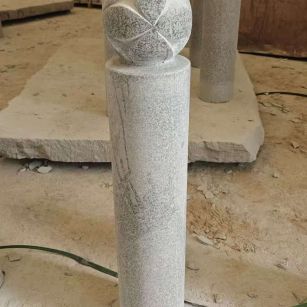 锦州 芝麻白花岗岩石材挡车石柱、停车柱、圆柱挡车柱、方柱挡车柱等