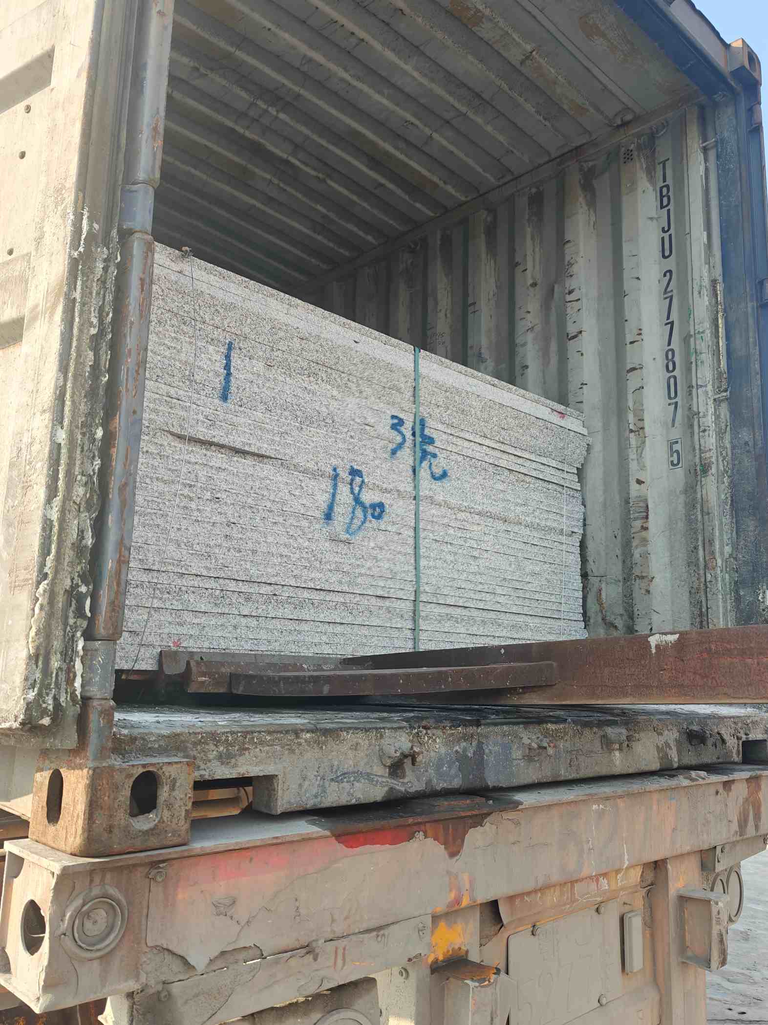 锦州 芝麻白花岗岩石材3.0公分光面毛板装柜出货