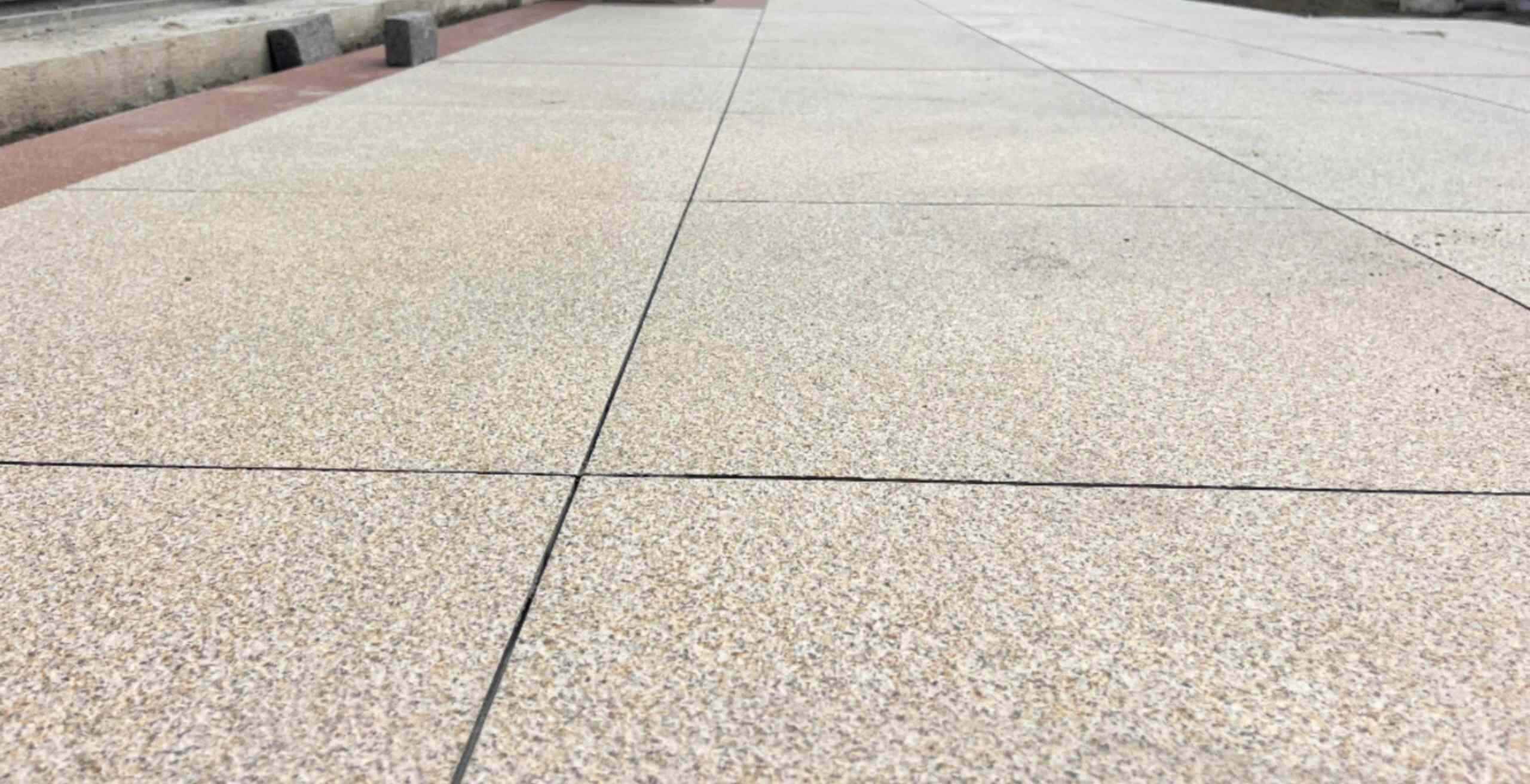 锦州 黄金麻花岗岩石板材荔枝面地面铺装效果