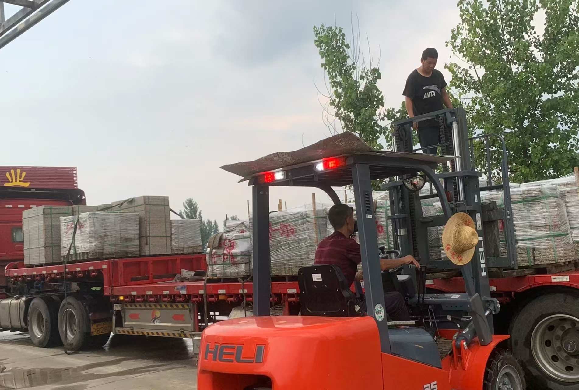 锦州 黄金麻冰裂纹，地铺石装车