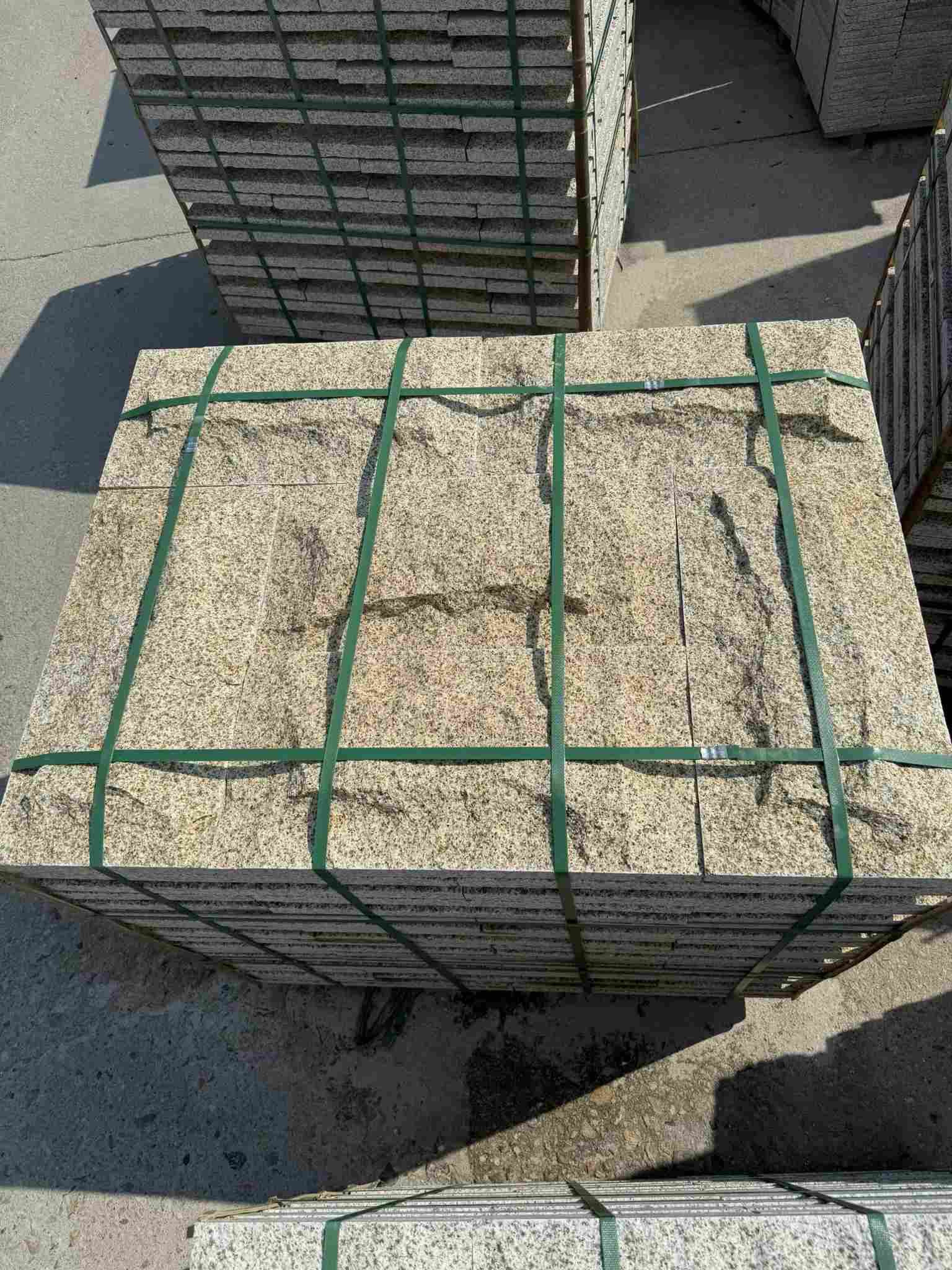 锦州 黄金麻花岗岩石材自然面蘑菇石成品