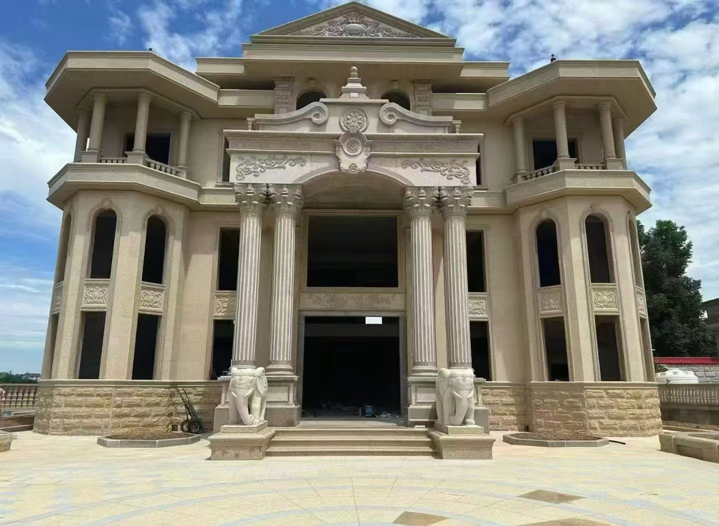 锦州 黄金麻别墅外墙干挂，大柱，大象，蘑菇石，雕花板