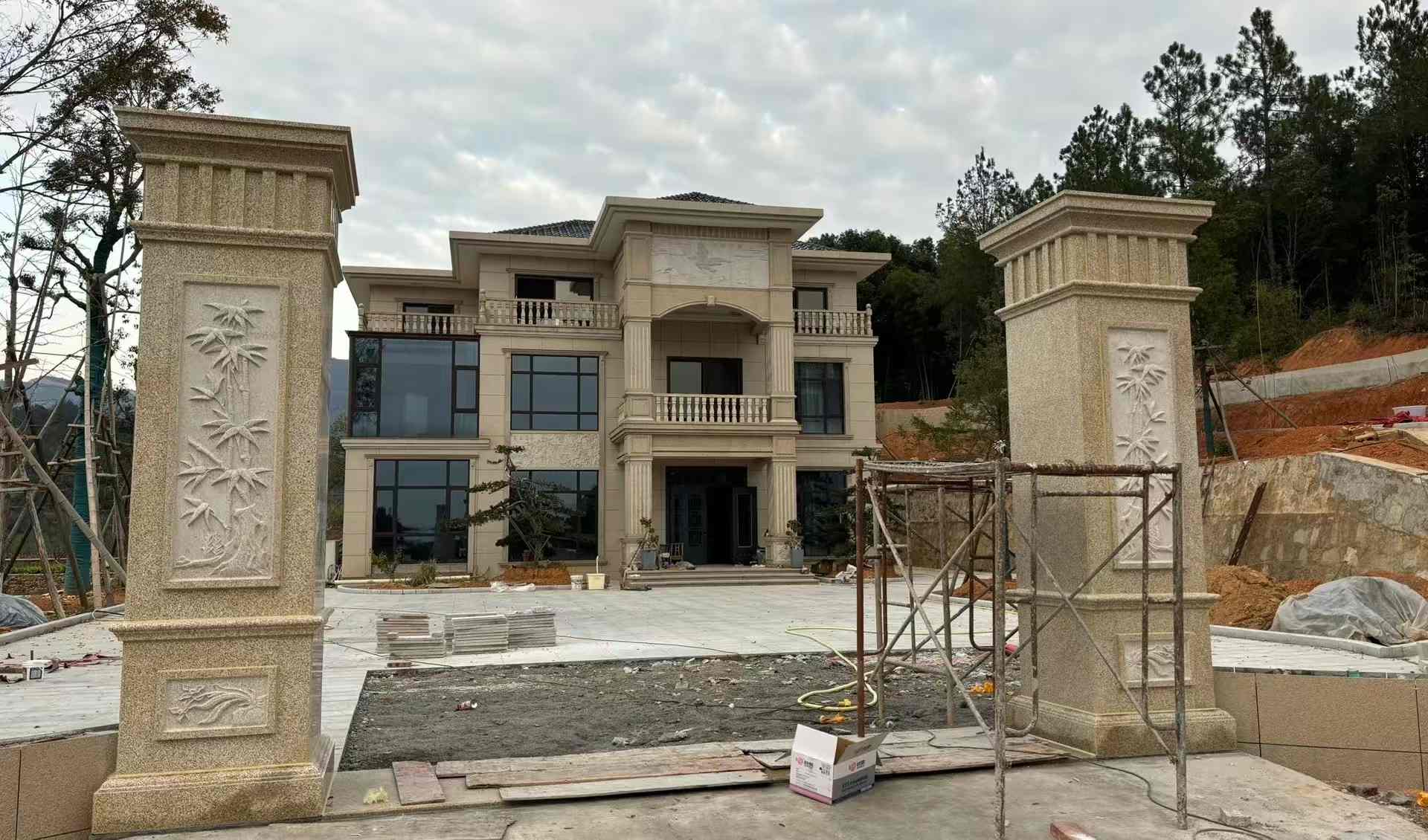 锦州 黄金麻花岗岩别墅雕花外墙干挂配上门口雕花罗马柱