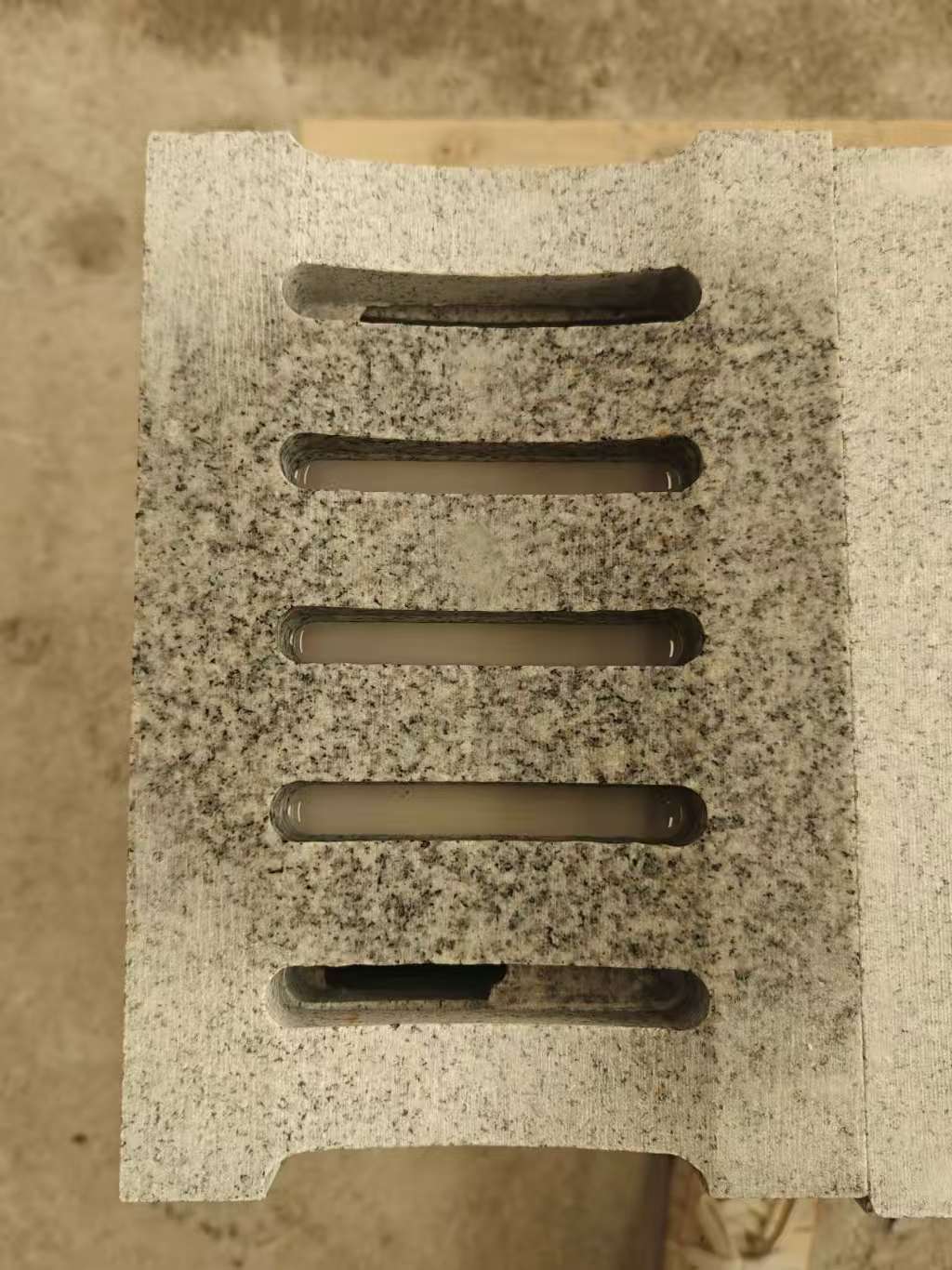 锦州 芝麻白拉丝面花岗岩U型开槽排水槽