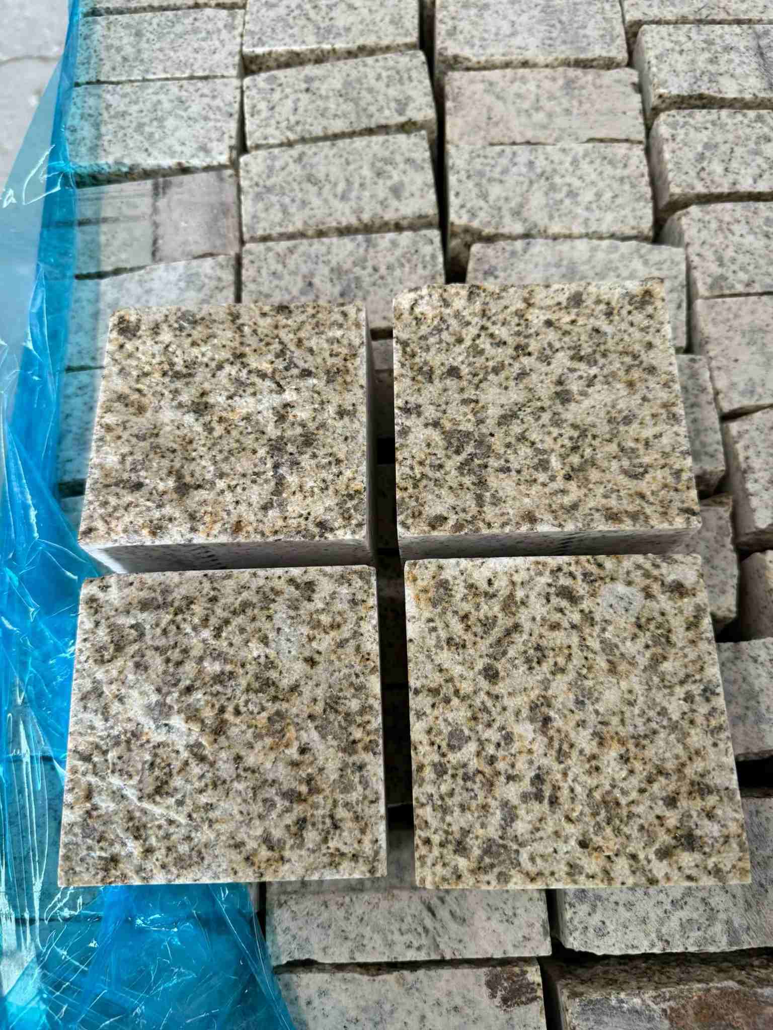 锦州 黄金麻花岗岩自然面小方块，弹石，马蹄石等