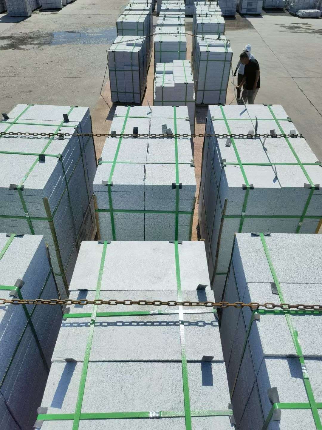 锦州 芝麻白花岗岩5公分地铺石 花岗岩厂家工厂装车日常