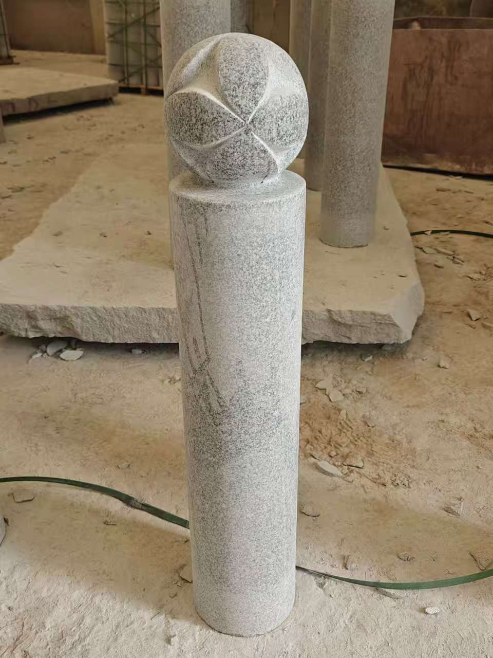 锦州 芝麻白花岗岩石材挡车石柱、停车柱、圆柱挡车柱、方柱挡车柱等