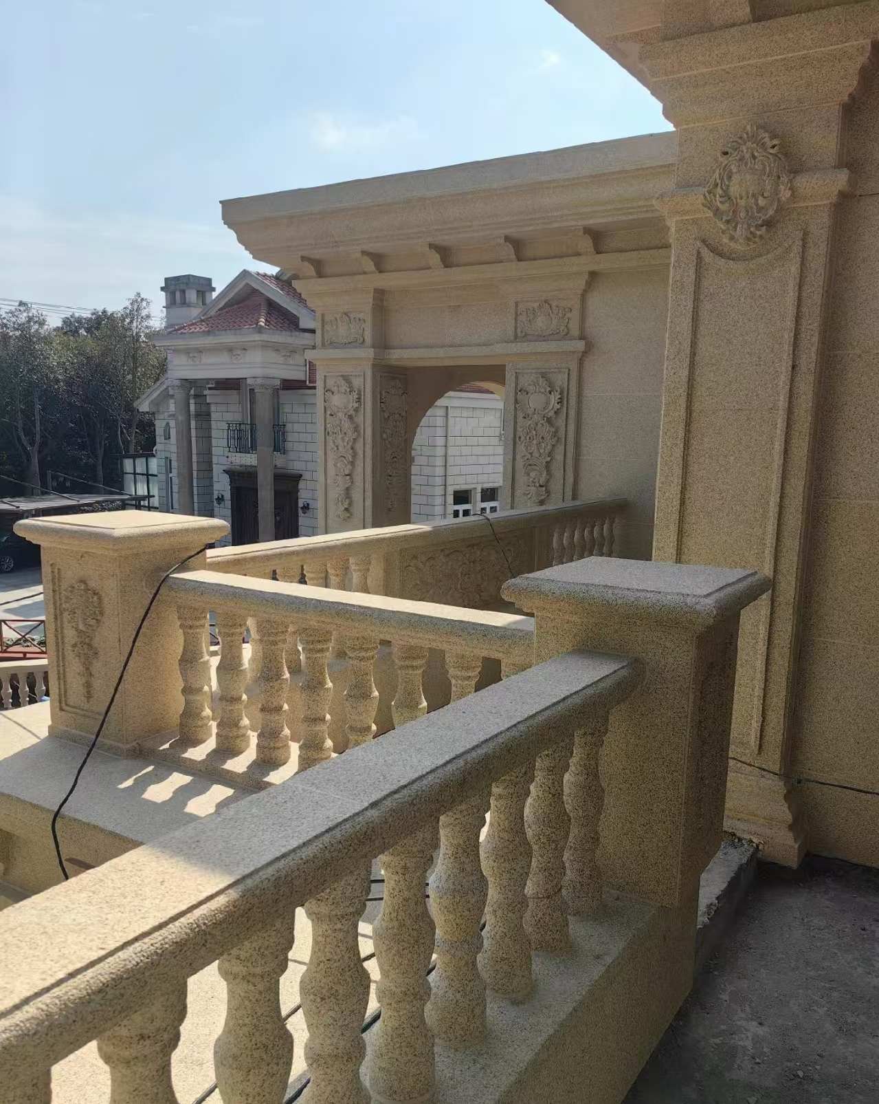 锦州 黄金麻别墅外墙干挂雕花配合阳台栏杆花瓶柱