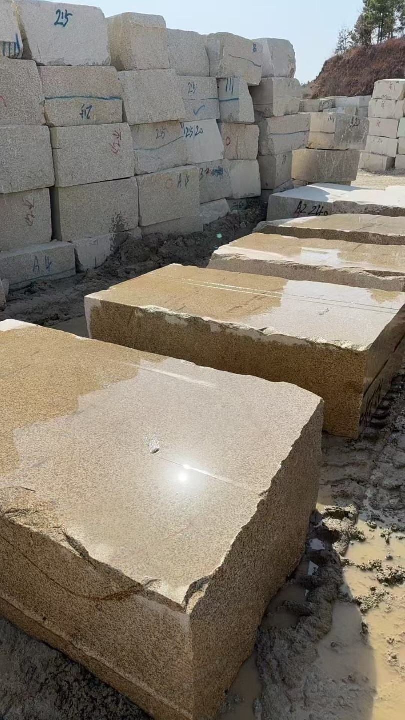 锦州 黄金麻方料堆场洗料分选中，原材料充足